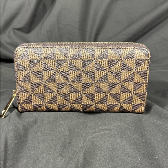 NON BRANDED Light & Dark Brown Zip-around Wallet with Triangular Pattern - NEW - Picture 1 of 9